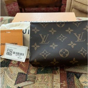 Small LV toiletry pouch monogram